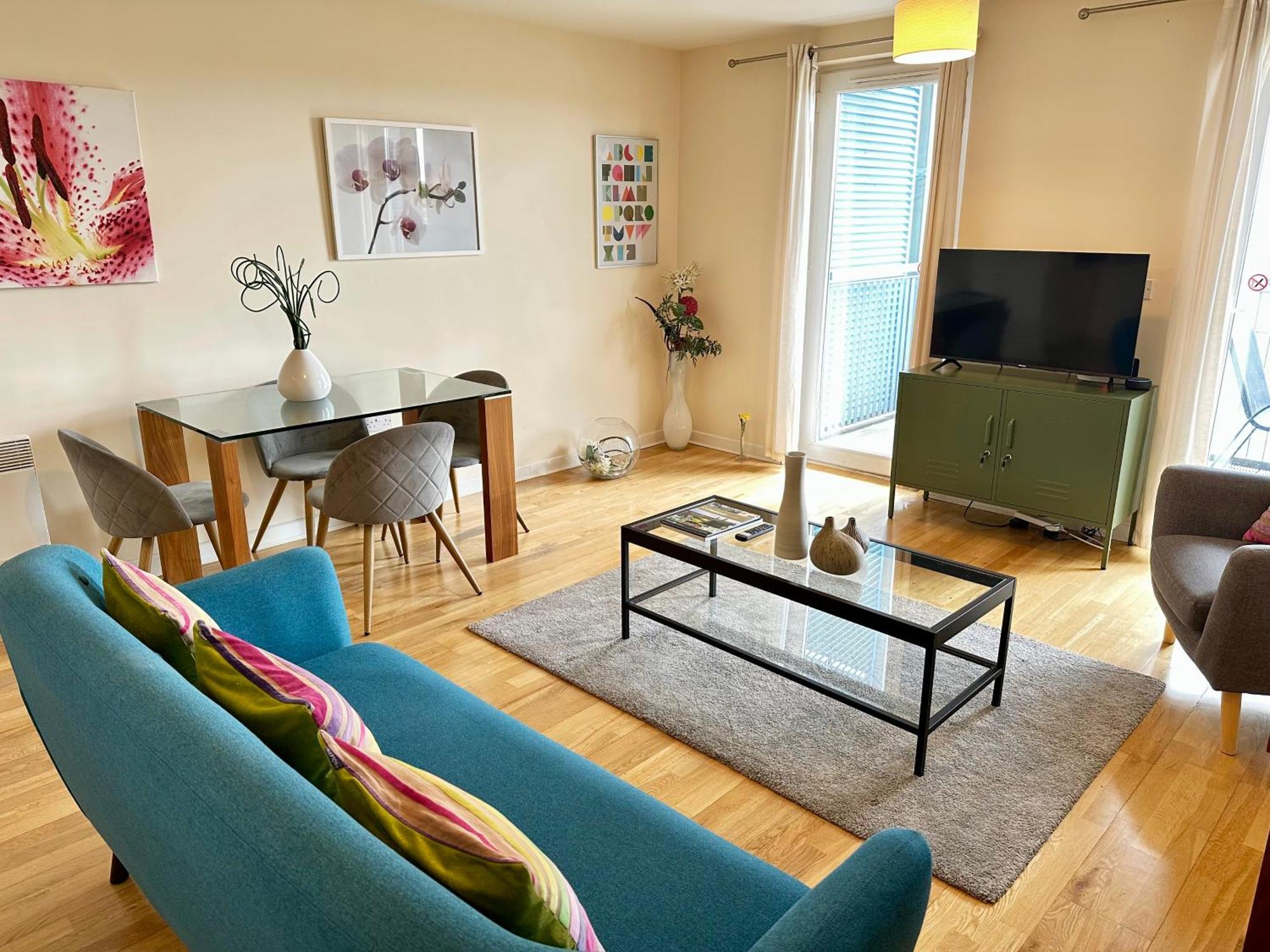 Signet - The Triangle Apartment *